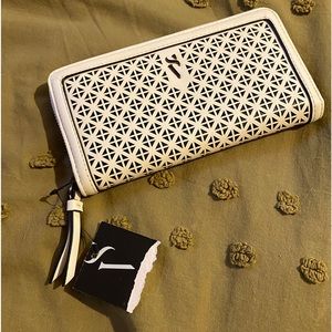 Brand new Simply Vera by Vera Wang wallet with zipper and inside pockets.